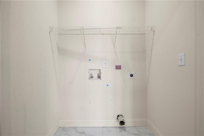 Building Photo - 689 Fraser St SE