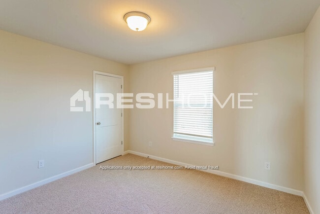 Building Photo - 900 Juniper Ln