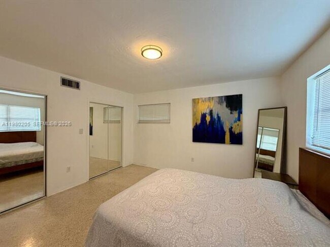 Building Photo - 1135 101st St