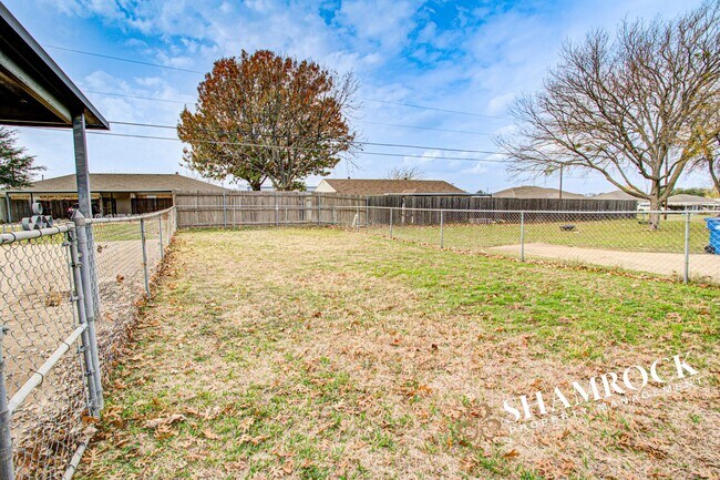 Building Photo - Duplex in Midway ISD!