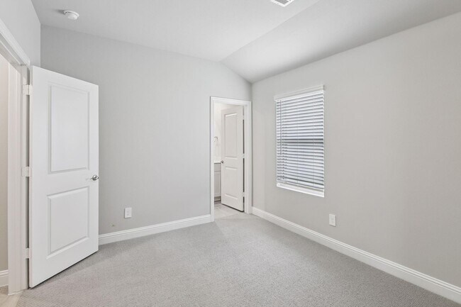 Building Photo - 2100 Gustavus Dr