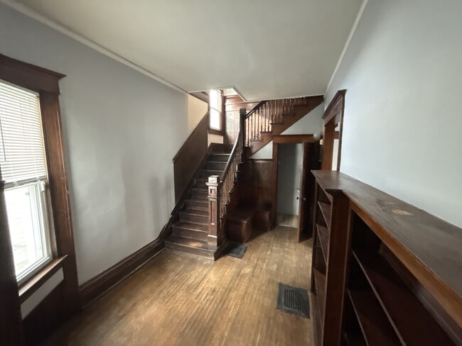 Building Photo - 913 10th St