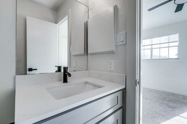 Building Photo - RIVER CROSSING ATX - 2BD/2.5BA - TOWNHOUSE - NEAR DOWNTOWN - NEW INTERIOR - $1495