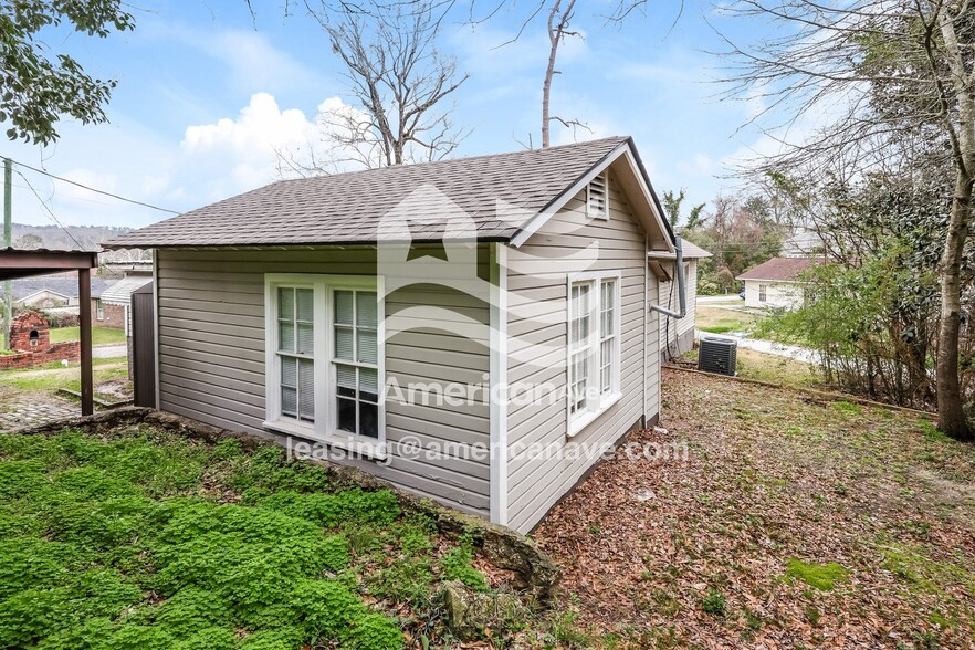 Building Photo - 1703 Pine St