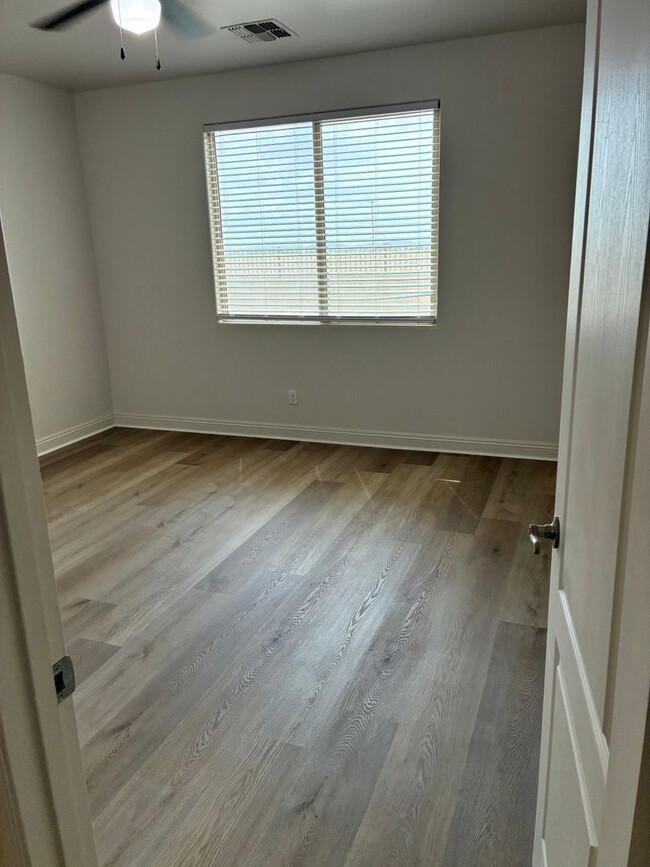 Building Photo - 18408 N Salerno Dr