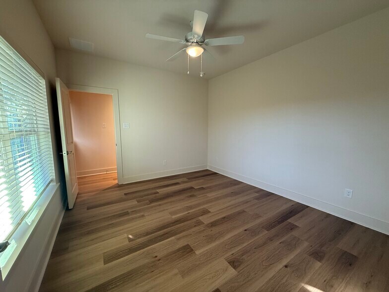 Building Photo - 104 Kirkland St