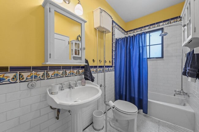 Building Photo - 605 Sunset Rd