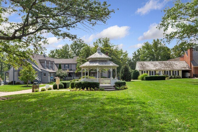 Building Photo - 723 Forest Ridge Dr