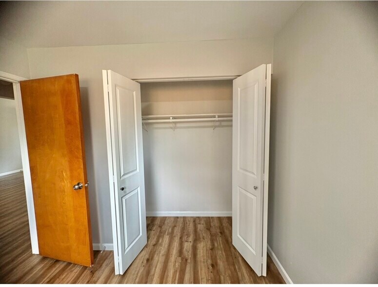 Building Photo - 1703 Springhill Dr NE