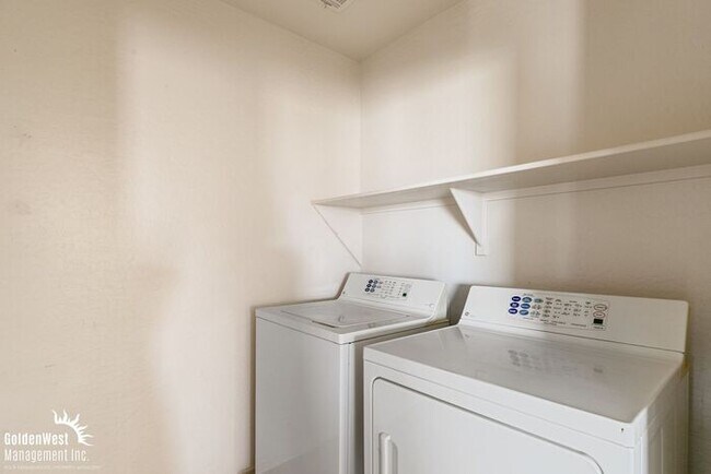 Building Photo - Beautiful 3Bdm 3Ba Home with Loft in Prime Surprise!