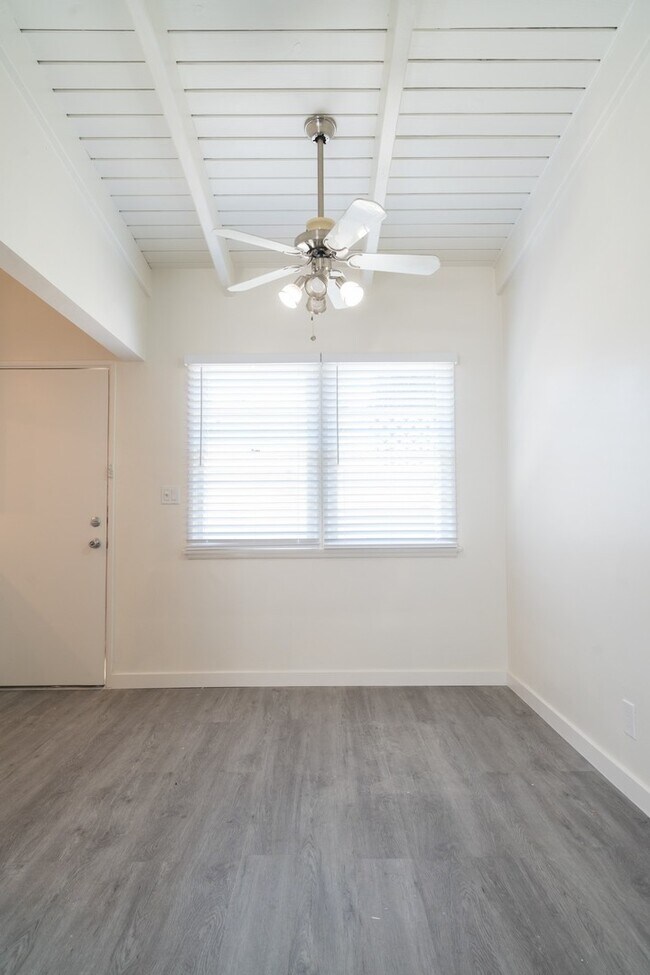 Building Photo - ~ Unique 1-Bedroom bungalow with private front and back patio ~ Great for Pets!!