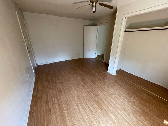 Building Photo - 3 bedroom, 1 bath