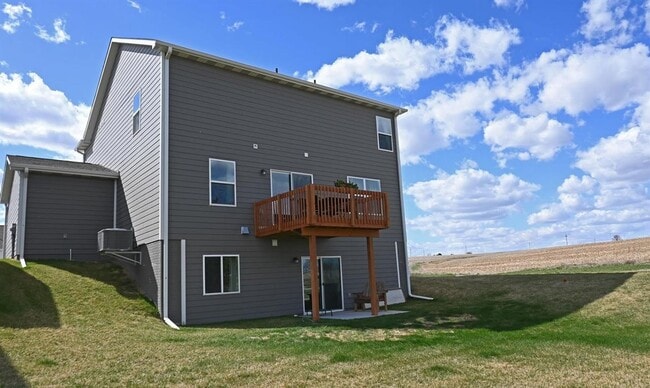 Building Photo - Spacious Elegance Meets Modern Comfort In ...