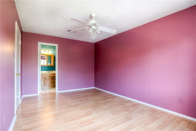 Building Photo - 1015 E Yager Ln