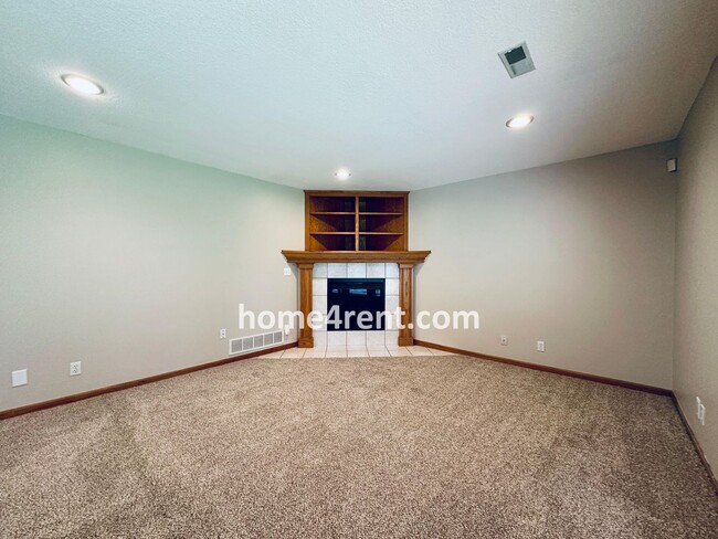 Building Photo - Spacious Four Bedroom Home in KCMO w/ Bran...