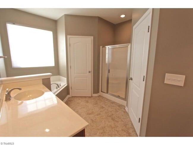 Building Photo - 4 Bedroom, 3 Bath Home for Rent in Kinderton