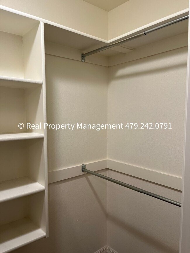 Building Photo - Very Nice 3B/2B Duplex Available NOW!