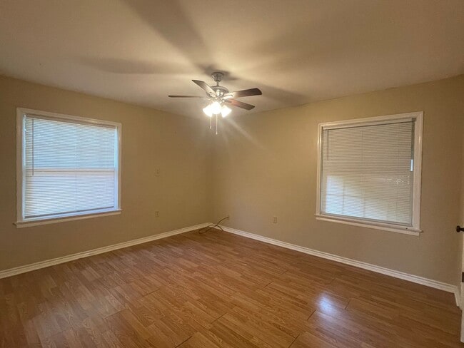 Building Photo - 4 bedroom 2 bath house!