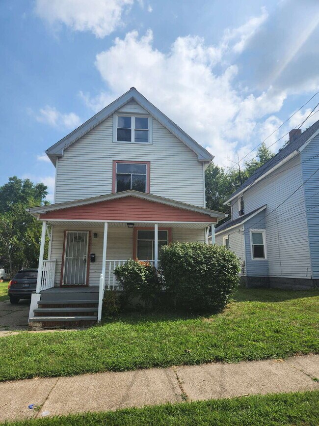 Building Photo - "Spacious 1.5 story 4-Bedroom Duplex on Ot...