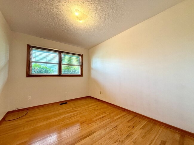 Building Photo - Cozy-Chic in Parkrose ~ Large Fenced Yard with Attached Garage & A/C~ Pets Welcome