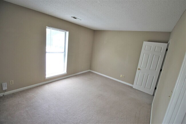 Building Photo - Move In Special: 1/2 Off 1st Month's Rent!