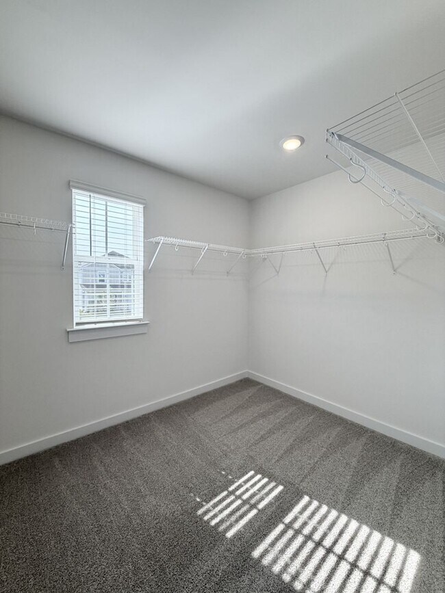 Building Photo - 2372 Meadowwood Dr