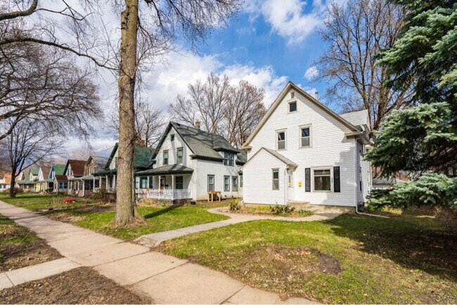 Building Photo - 3347 S 31st Ave