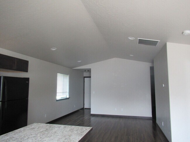 Building Photo - Home in Post Falls!