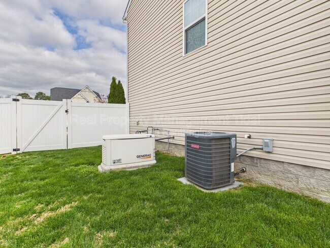 Building Photo - 555 Oliver Wy