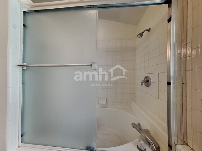 Building Photo - 96 Knights Hollow Dr