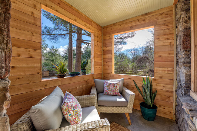 Building Photo - Updated Stone Cottage in East Asheville!