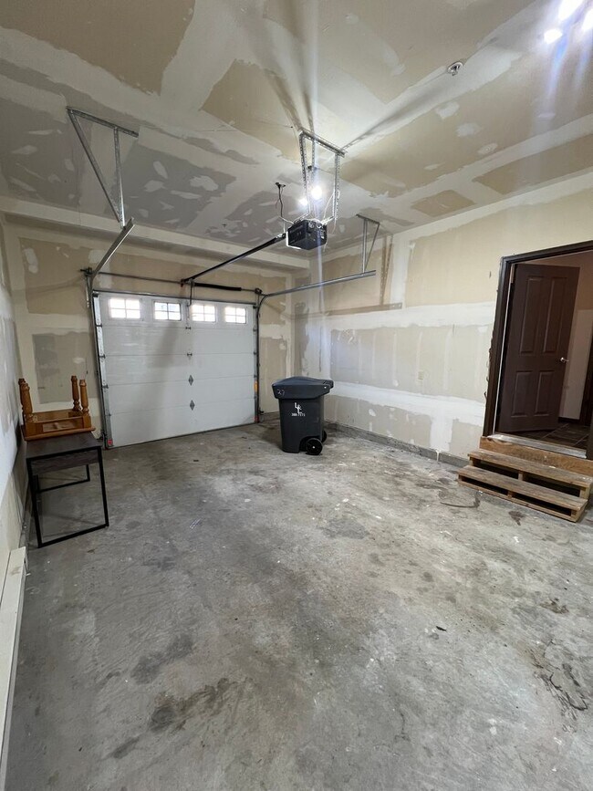 Building Photo - 3 Bed 2.5 Bath Steps from Town Center