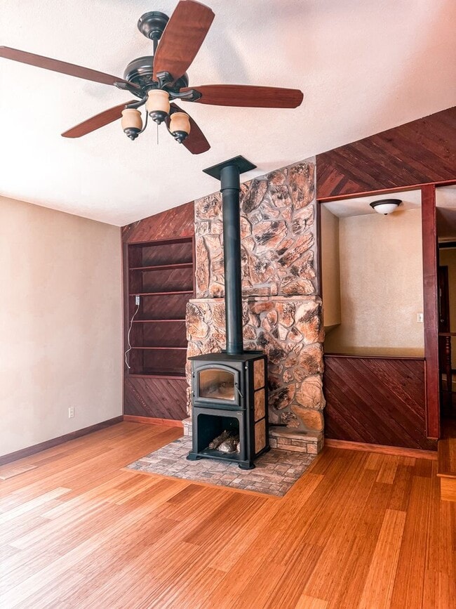 Building Photo - Peaceful Country Living on Over 3 Acres in South Eugene!