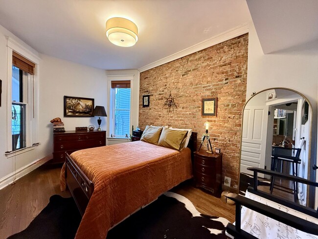 Building Photo - Fully Furnished 4-Bed, 2-Bath MAGNIFICENT ...