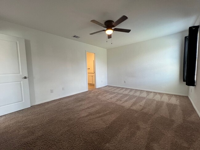 Building Photo - NEWER 4BDRM HOME IN LONDON ISD!