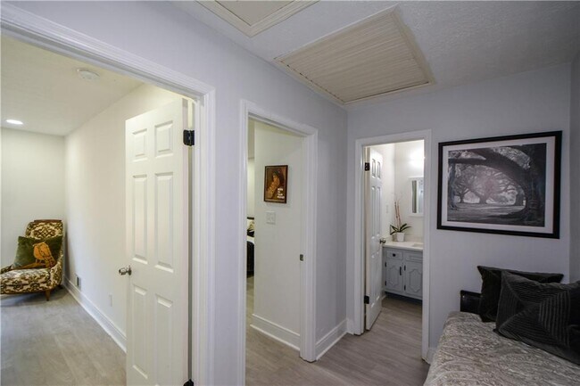 Building Photo - 643 Navarre Dr