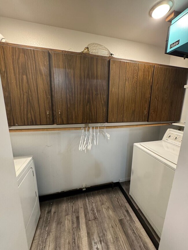 Building Photo - Stunning 2 bedroom townhouse