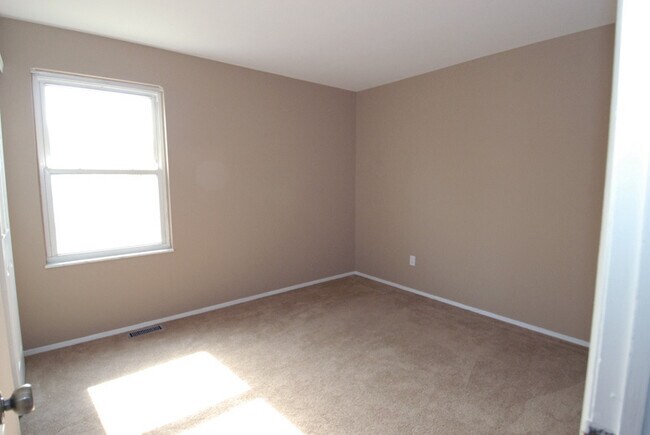 Building Photo - 10 Jenny Lind Dr