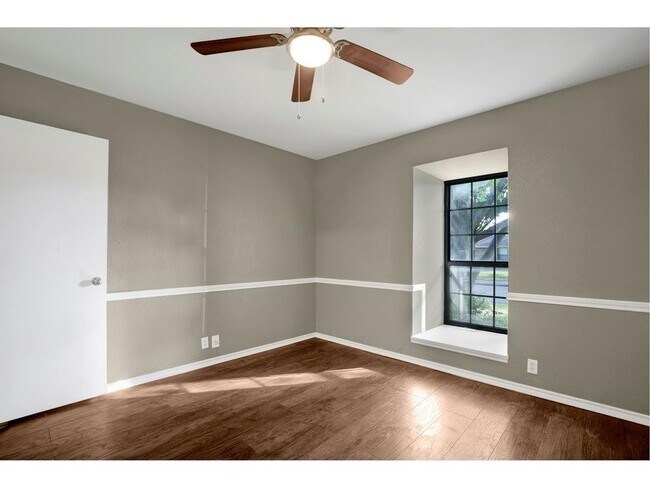 Building Photo - 100 Hacienda Dr