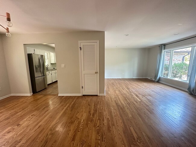 Building Photo - Large 4 bedroom ranch in Forest Hills