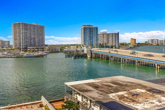 Building Photo - 2016 Bay Dr