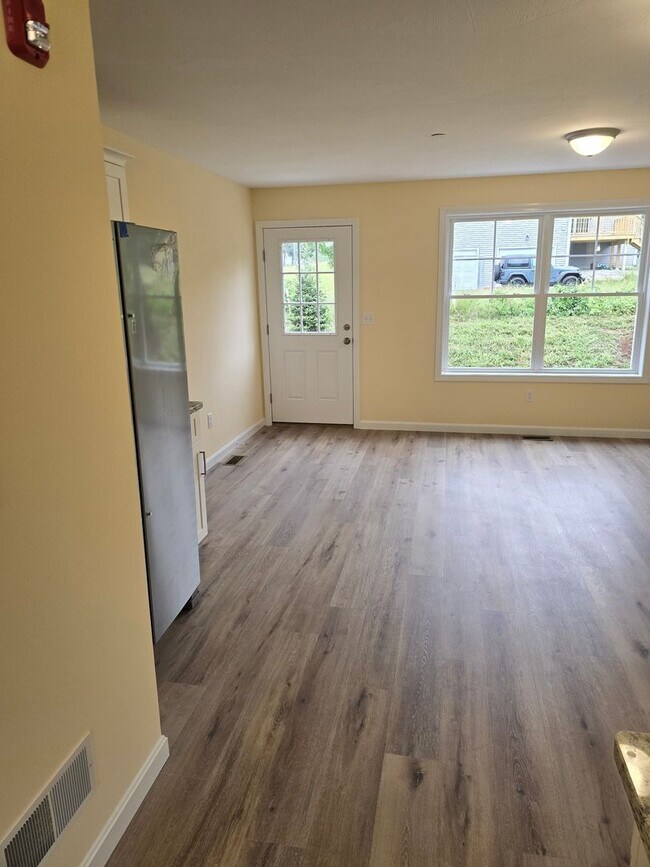 Building Photo - Megway Ct. (2-5)