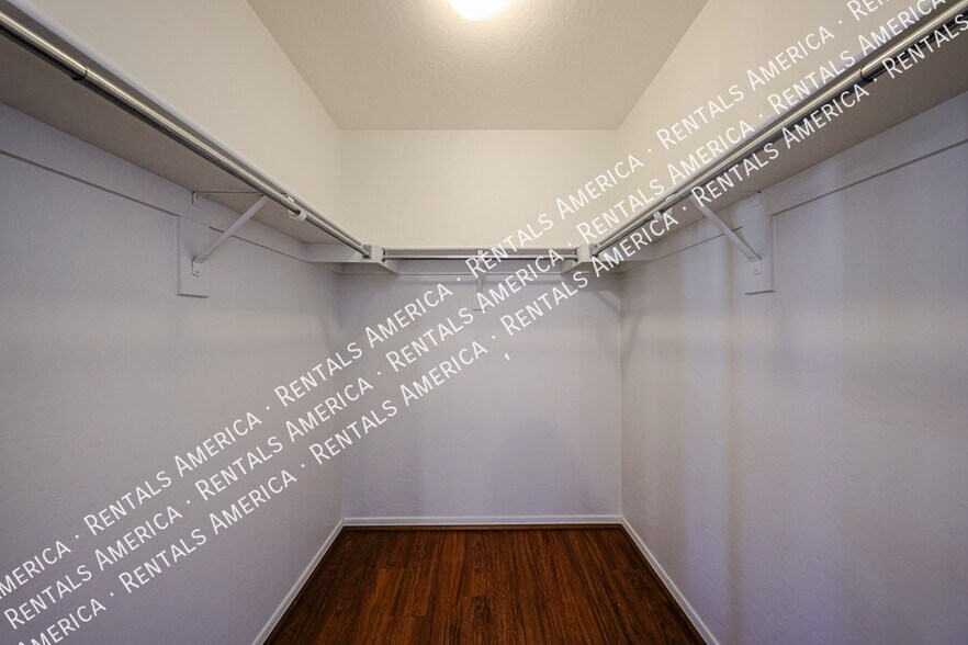 Building Photo - 6175 S Sharon Ct