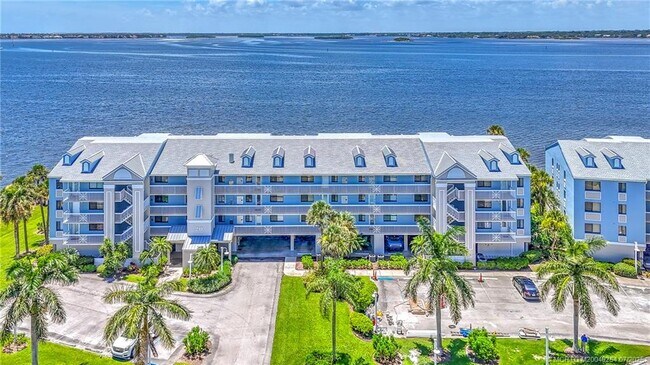 Building Photo - 20 NE Plantation Rd