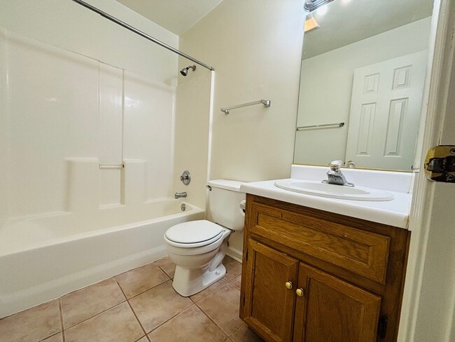 Building Photo - 3 Bedroom, 1.5 Bath Townhouse