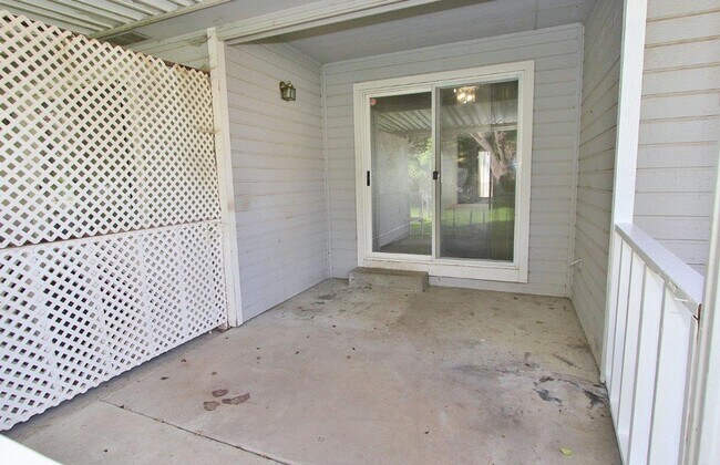 Building Photo - 2523 E Spruce St