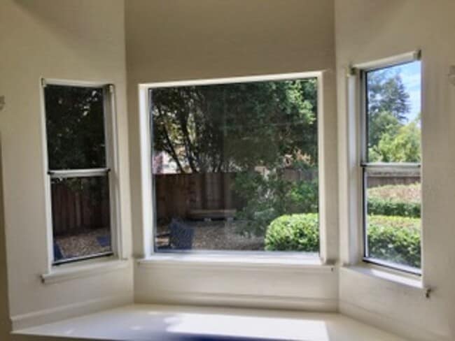 Building Photo - Light-Filled 3bedroom/2bath