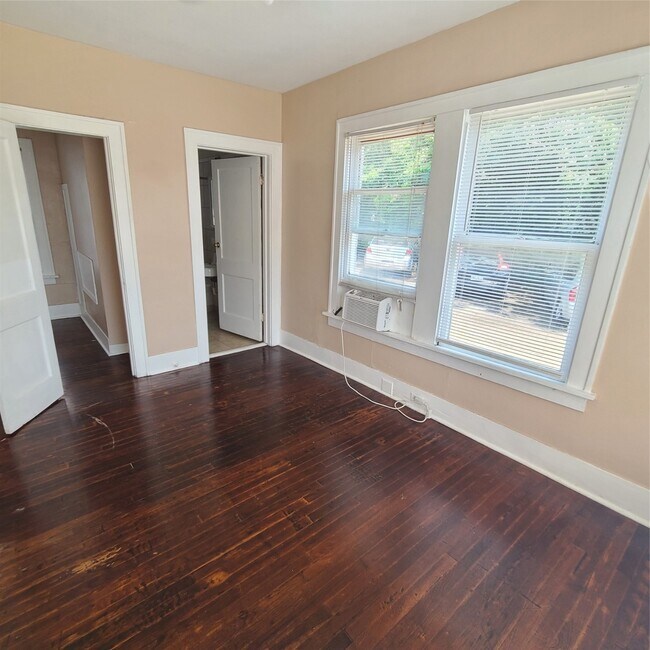 Building Photo - 4414 Woodside St