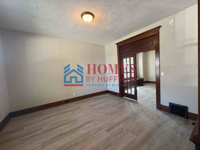 Building Photo - Five Bedroom House | 2 Full Bath | Move In...