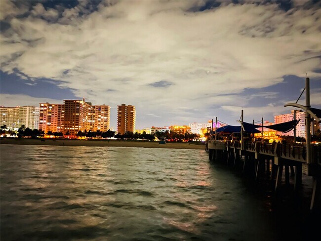 Building Photo - 400 N Riverside Dr